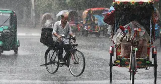 ঝুম বৃষ্টিতে ভিজলো ঢাকা